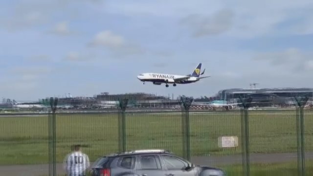 „Ryanair“ keleivių siaubas – siaučiant audrai nusileidimas vyko ne pagal planą