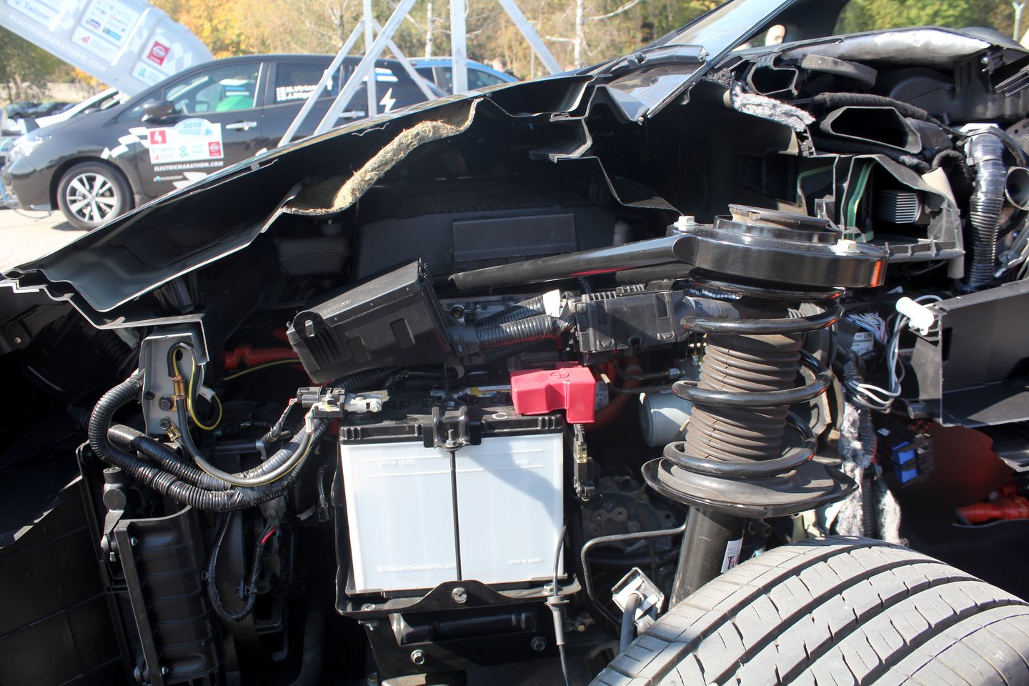  Elektromobilio vidinę sandarą buvo galima išvysti apžiūrėjusios perpus „perpjautą“ „Nissan Leaf“, kuriuo į aikštelę įriedėjo vienas ralio dalyvis.<br> R.Vitkaus nuotr.