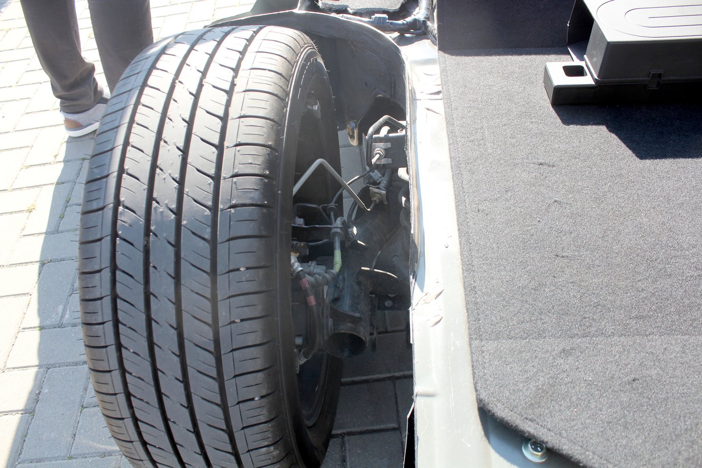  Elektromobilio vidinę sandarą buvo galima išvysti apžiūrėjusios perpus „perpjautą“ „Nissan Leaf“, kuriuo į aikštelę įriedėjo vienas ralio dalyvis.<br> R.Vitkaus nuotr.