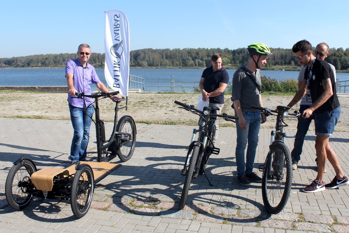  Pasinaudoję tarptautiniu elektromobilių raliu savo eletrinius dviračius nusprendė pademonstruoti ir gamyklos „Baltik vairas“ atstovai.<br> R.Vitkaus nuotr.