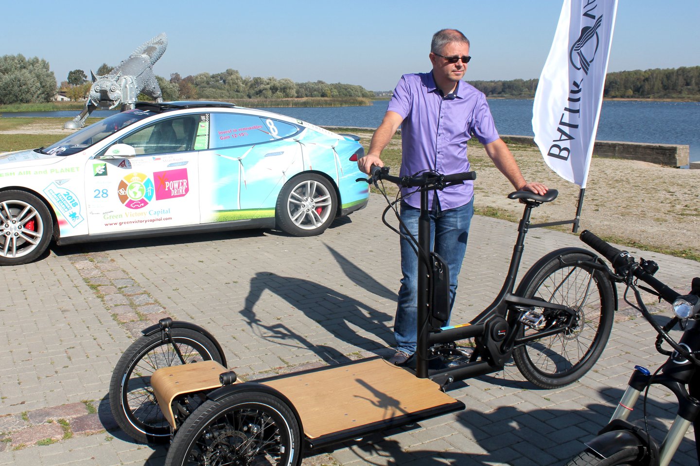 Pasinaudoję tarptautiniu elektromobilių raliu savo eletrinius dviračius nusprendė pademonstruoti ir gamyklos „Baltik vairas“ atstovai.<br> R.Vitkaus nuotr.