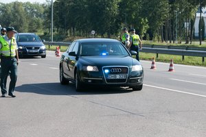 Į Vilnių važiavusi mergina absurdišku būdu prarado teisę vairuoti