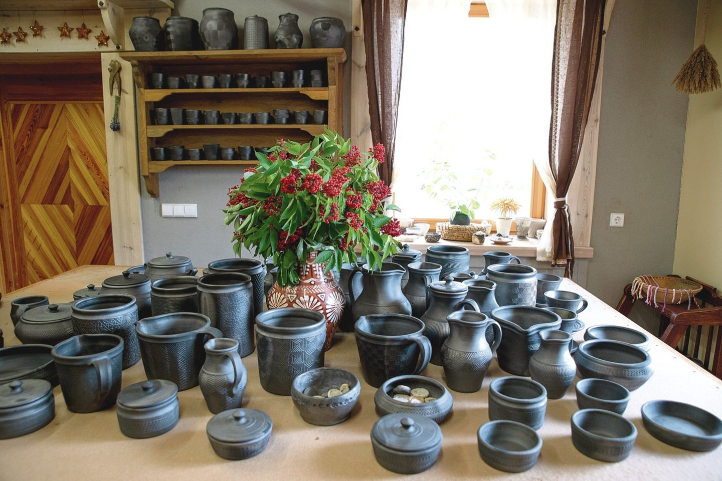 Džiugui buvo svarbu ne tik įvaldyti įvairias keramikos žiedimo rūšis, bet ir kuriant išlaikyti senąsias, istorines puodynių, lėkščių ar mažesnių daiktų formas.<br>V.Ščiavinsko nuotr.