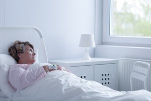 Siūlo keisti slaugos paslaugų prieinamumo tvarką