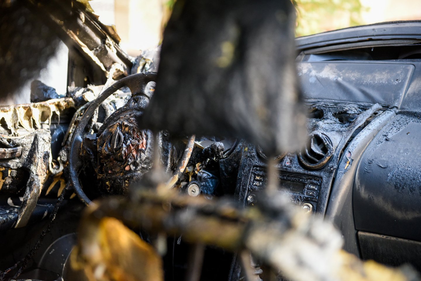  Šio automobilio padegėjui pavyko pasprukti, nors policija jo gaudyti ir metė didžiules pajėgas.<br> D.Umbraso nuotr.