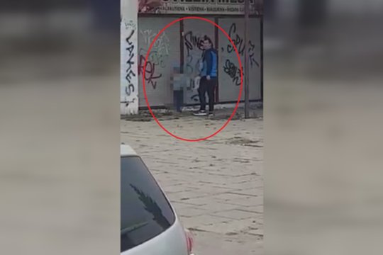 Kyla pyktis: nufilmavo, kaip tėtis moko sūnų nusikalstamų veikų