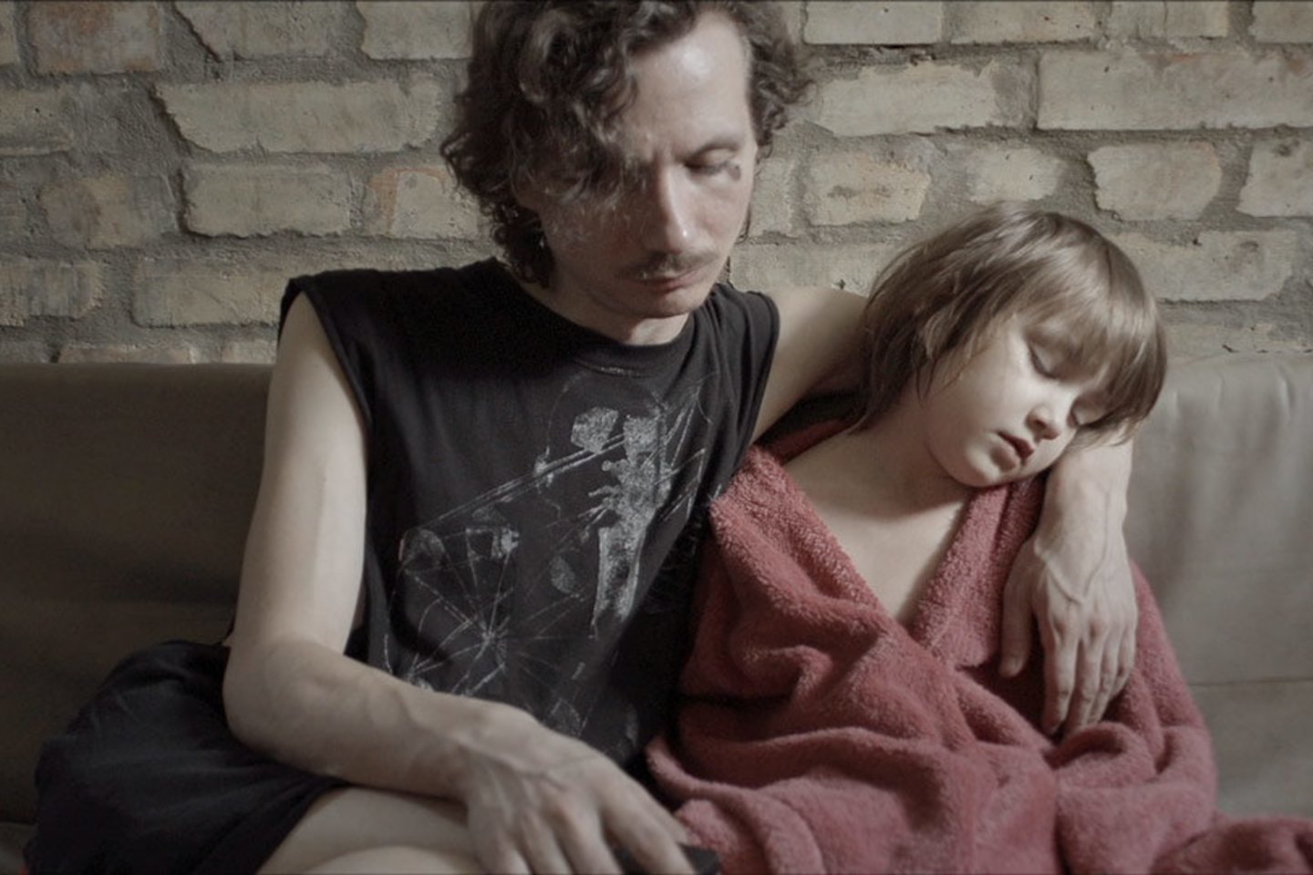 Kadras iš filmo „Tėtė – mamos brolis“.