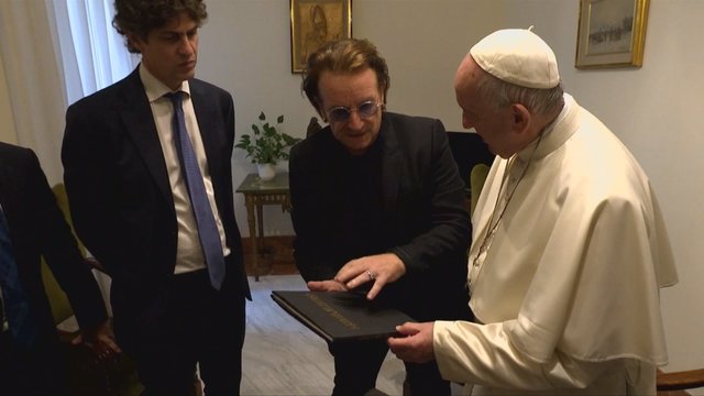 U2 lyderis ir popiežius Pranciškus aptarė kunigų seksualinės prievartos skandalą