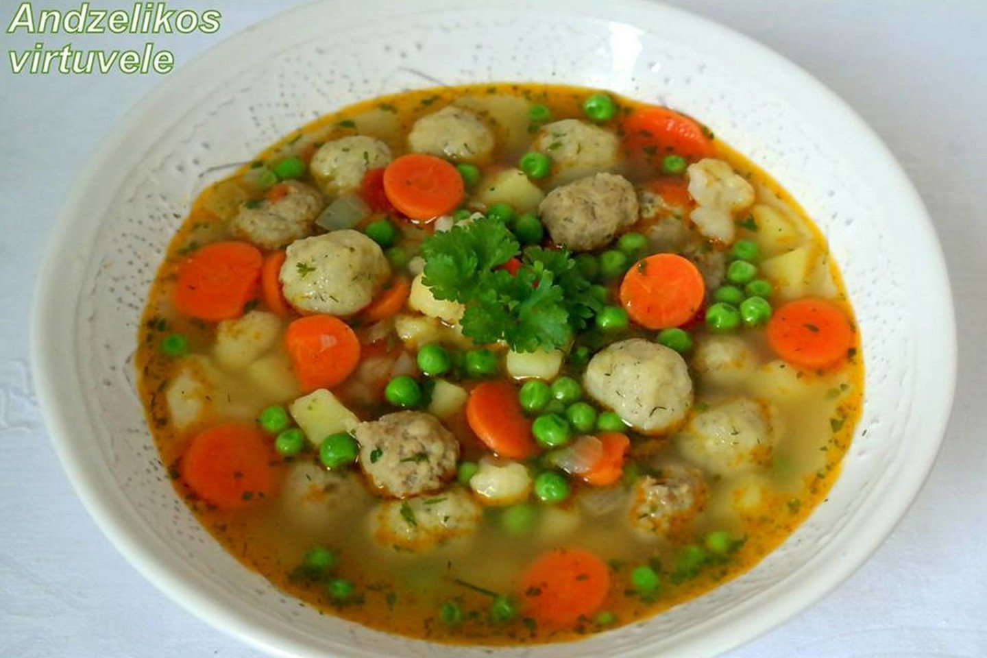  Daržovių sriuba su faršo ir sūrio kukuliukais.<br> Nuotr. iš „Andželikos virtuvėlė“.
