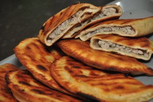 Ant grotelių kepti čeburekai padarys įspūdį visiems 