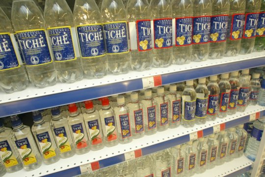 Mineralinio vandens „Tichė“ gamintojai – 4,5 tūkst. eurų bauda už klaidinančią reklamą