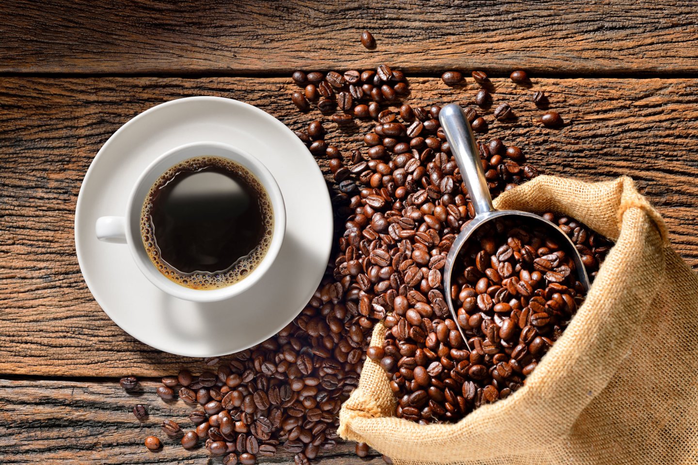  Tikriausiai daugelis suaugusiųjų neįsivaizduoja ryto be aromatingo kavos puodelio.<br> 123rf nuotr.