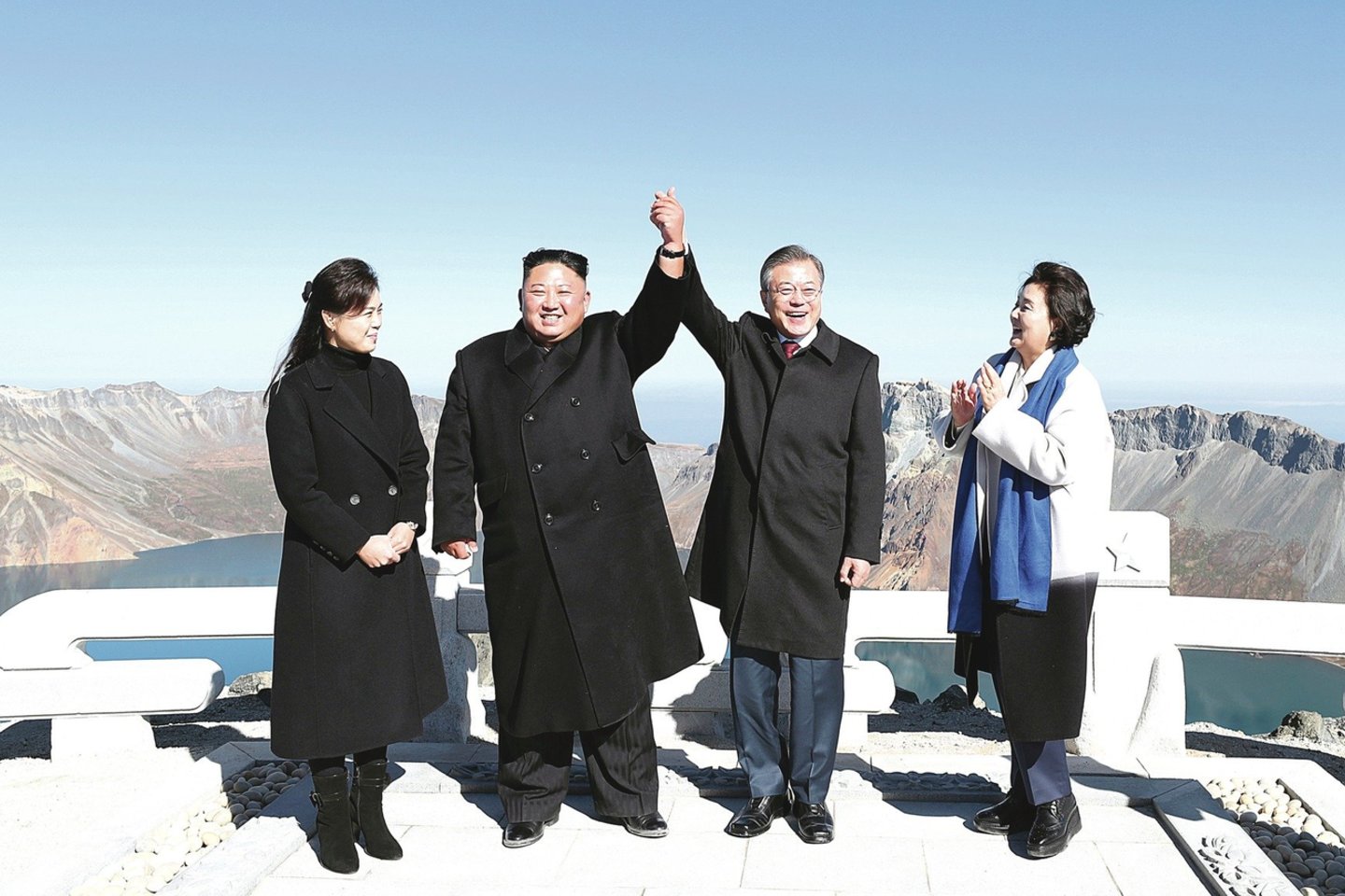 Abiejų šalių lyderiai apsilankė ir Baitoušano ugnikalnio viršūnėje. Šį kalną korėjiečiai laiko šventu.<br>AP nuotr.