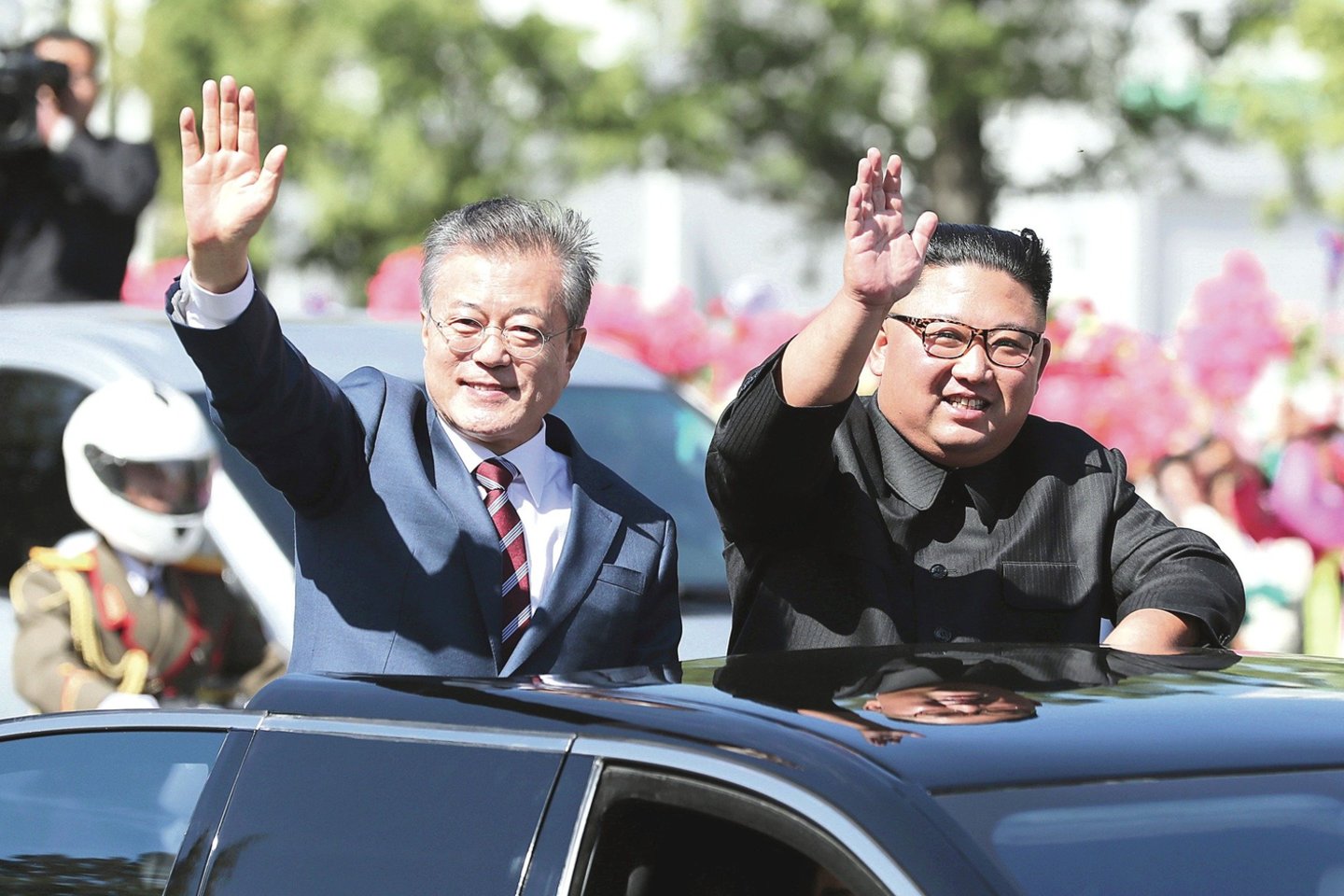 Pietų ir Šiaurės Korėjos vadovai atvirai rodė vienas kitam palankumą.<br>„Reuters“/„Scanpix“ nuotr.