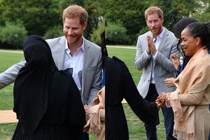 Lydėdamas žmoną į svarbią šventę, princas Harry pateko į kuriozinę situaciją