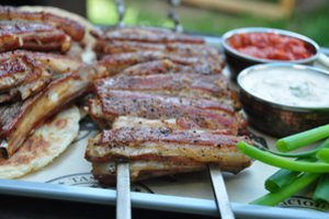 Greitai ir lengvai paruošiami ėrienos šonkaulių šašlykai