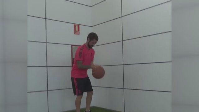 Futbolo žvaigždė Isco privertė išsižioti milijonus – parodė krepšinio sugebėjimus
