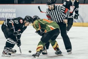 „Geležinio vilko“ ledo ritulininkai laimėjo pirmąjį sezono Vilniaus derbį