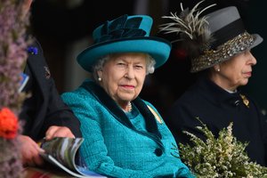 Karalienė Elizabeth II sukrėsta: tik per plauką išvengė nelaimės