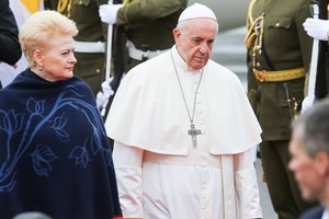 Vizitas prasidėjo: popiežių Pranciškų oro uoste pasitiko Lietuvos vadovai