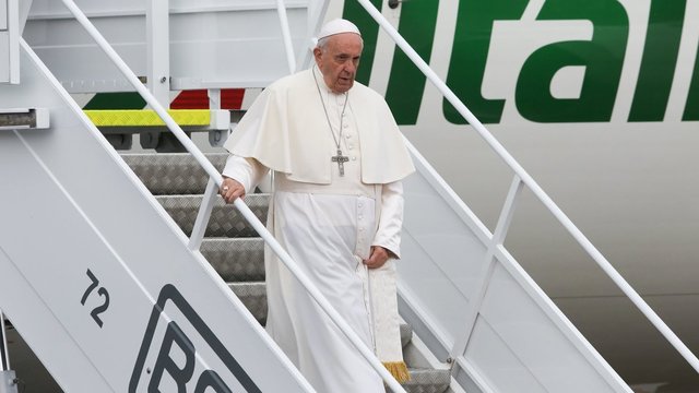 Pamatykite akimirką, kai popiežius Pranciškus išlipa iš lėktuvo