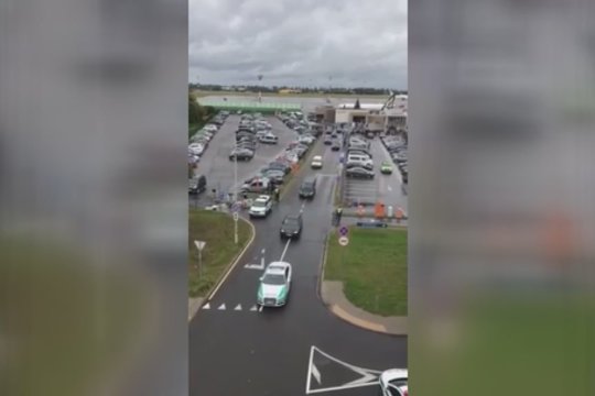 Nufilmavo, kai popiežius Pranciškus išvyksta iš oro uosto