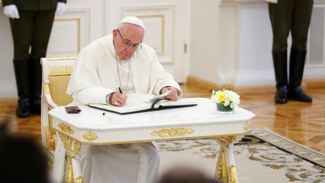 Popiežius Pranciškus Prezidentūroje perdavė pirmąją žinią Lietuvai