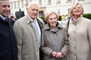 Į susitikimą su popiežiumi atvyko seniai viešumoje matyta Alma Adamkienė