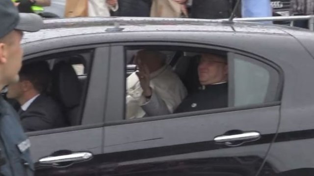 Pravažiuodamas popiežius nustebino – ne visi žino, kodėl pasirinktas toks automobilis