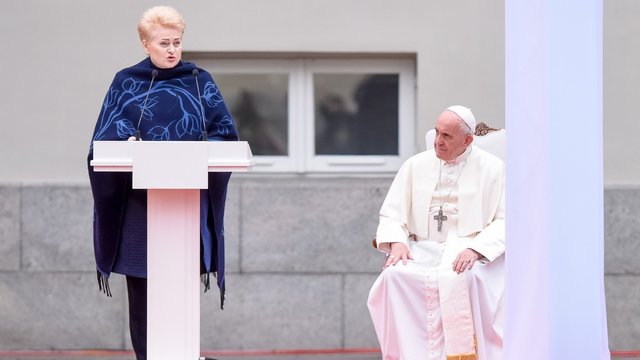Popiežiaus akivaizdoje prezidentė Dalia Grybauskaitė prabilo itališkai