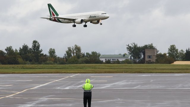 Akimirka, kaip Vilniaus oro uoste nusileidžia popiežiaus Pranciškaus lėktuvas