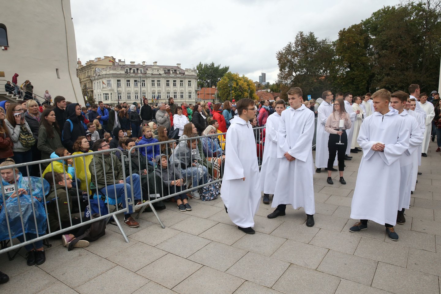 Jaunimas jau laukia popiežiaus Pranciškaus Katedros aikštėje. <br> R.Danisevičiaus nuotr.