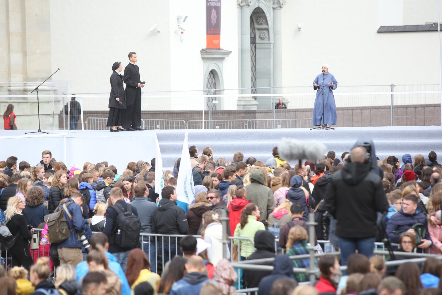 Jaunimas jau laukia popiežiaus Pranciškaus Katedros aikštėje. <br> R.Danisevičiaus nuotr.