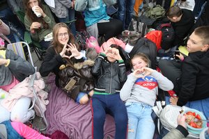 Pakiliai nusiteikęs jaunimas jau Katedros aikštėje – su dainomis laukia popiežiaus