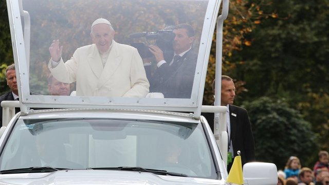 Lietuviai skambiai pasitiko papamobiliu į Katedros aikštę atvažiuojantį popiežių 