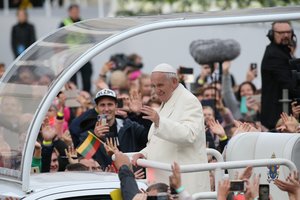 Katedros aikštėje popiežius Pranciškus prabilo lietuviškai: ragino jaunimą nepasiduoti