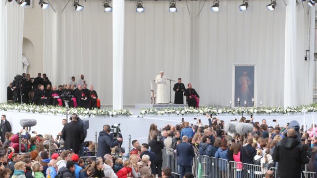 Katedros aikštėje popiežius Pranciškus tarė: „Nepamirškite savo tautos šaknų“