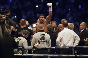 Anthony Joshua krauju apšlakstytoje sunkiasvorių kovoje apgynė titulus