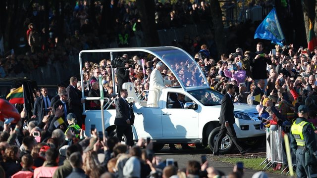 Kaune milžiniška minia džiaugsmingai pasitiko popiežių Pranciškų