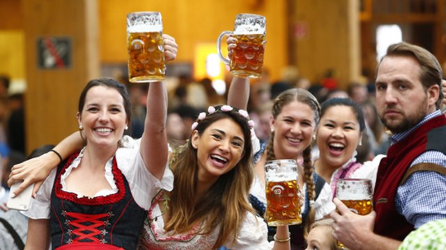 Prasideda didžiausio alaus festivalio „Oktoberfest“ linksmybės