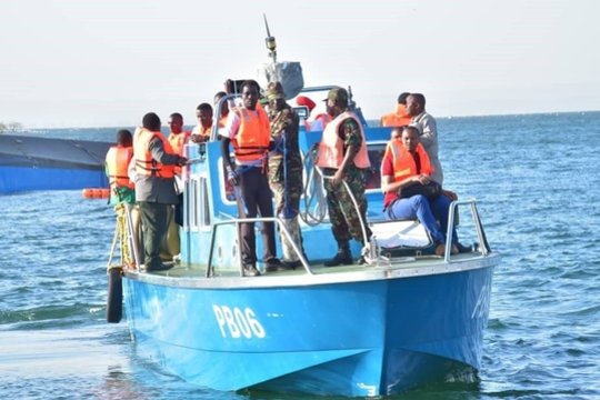 Tanzanijoje nuskendusio kelto aukų padaugėjo iki 224, prasidėjo jų laidotuvės
