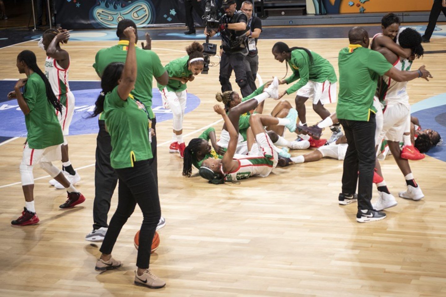  Senegalo krepšininkės pirmąkart įveikė europietes.<br> FIBA nuotr.