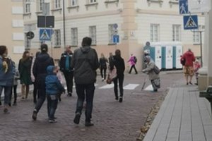 Su piligrimais paskui popiežių atvyko ir nemalonių svečių, kurie vietiniams kelia pyktį