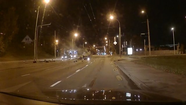 Liudininkas nufilmavo, kaip naktį Vilniuje po smūgio vertėsi taksi automobilis