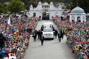 Dešimtys tūkstančių latvių meldėsi su popiežiumi Agluonoje