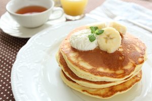 Stori ir purūs kefyriniai blynai su bananais: niekas neatsisakys pakartoti 