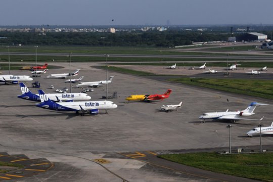 Indijoje keleivis lėktuvo išėjimą supainiojo su tualetu