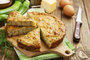 Tobulai paprastas ir gardus cukinijų apkepas su šonine ir sūriu