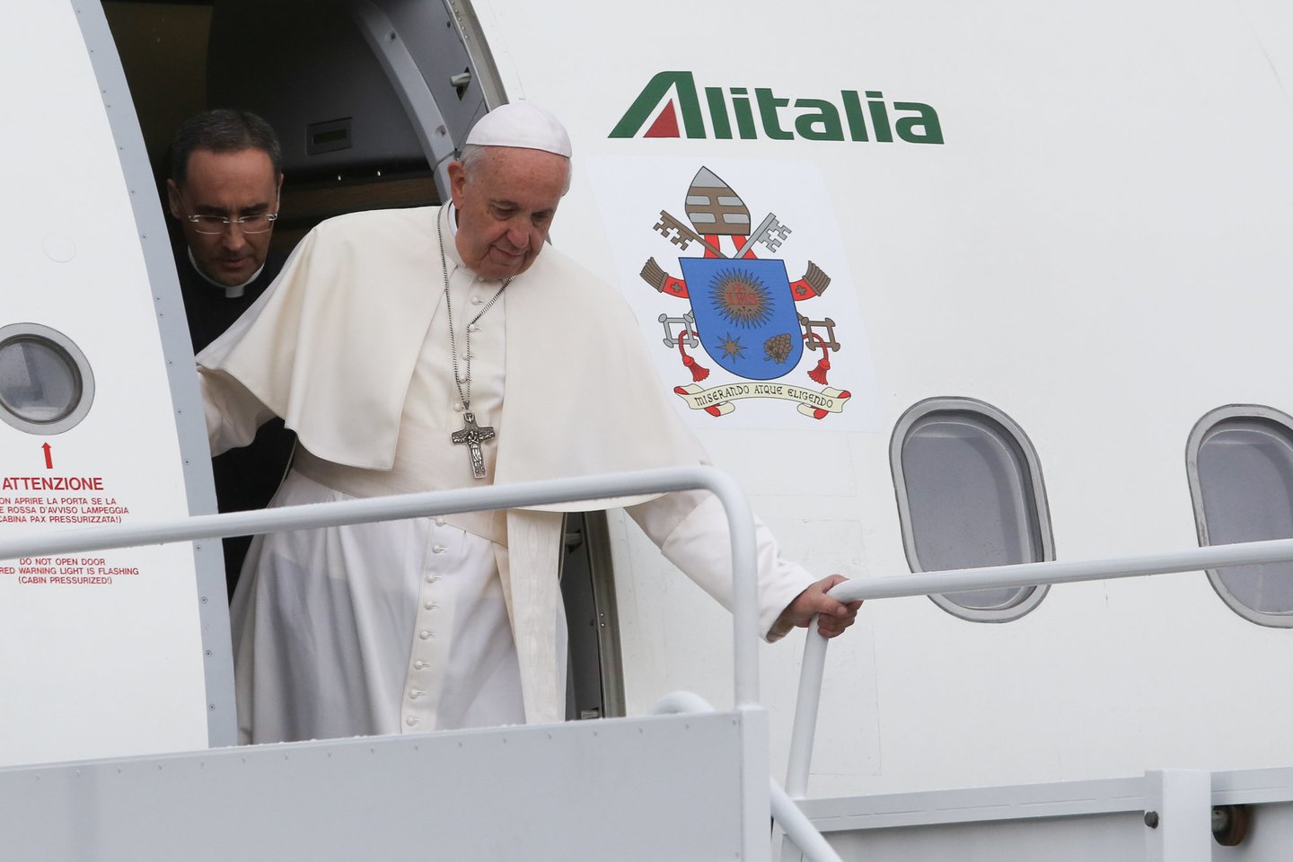 Popiežius Pranciškus net išvykdamas sugebėjo nustebinti. <br>T.Bauro nuotr.