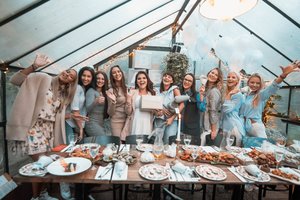 Kūno rengybos trenerei Ingai Žuolytei draugės iškėlė vaikelio sutiktuves 